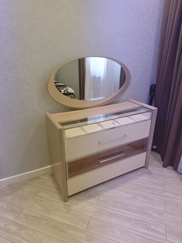 Ev üçün digər mebel: İşlənmiş, Güzgülü