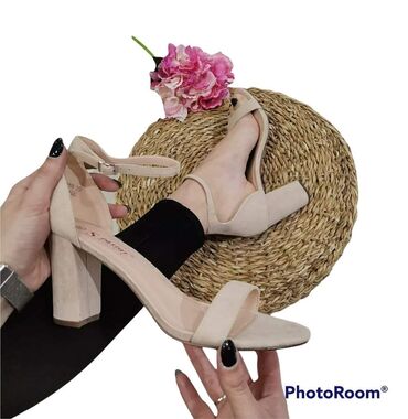 Sandale: 2700
36 do 41 — 8