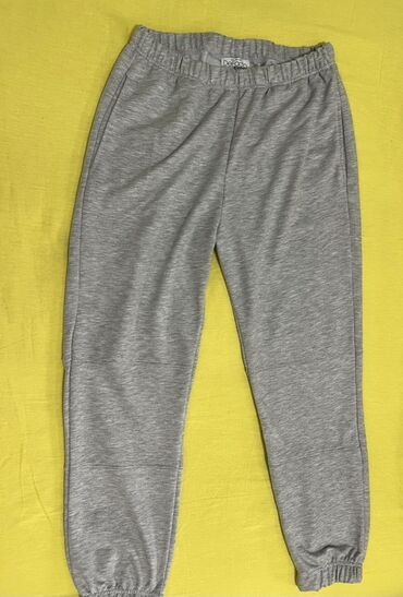 qaqa şalvarı: Boz rəngli idman şalvarı - Model: klassik jogger kəsimi - Rəng: açıq