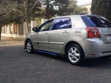 Toyota: Toyota Corolla hatchback (E12) – dizel, turbo yazılı stikerlərlə — 3