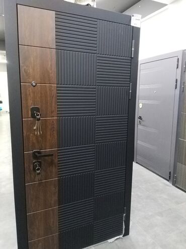 tek kıravat: Metal giriş qapısı, tünd rəngdə və taxta teksturalı panellərlə dizayn