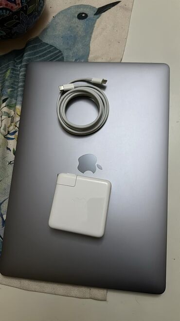 apple notebook qiymeti: Intel Core i9, 16 GB, 15.4 "