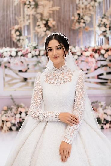 свадебный платя: Свадебное платье с длинными рукавами и высоким кружевным воротником - — 1