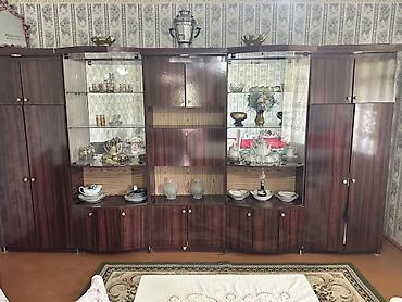 en gozel ev qapilari: Qonaq otağı üçün iri vitrinli-seçki mebel dəsti - Material: tünd qoz — 1