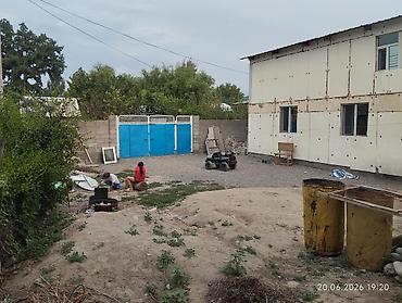 Продаётся частный дом с участком.Мансарда рядом школа садик.три — 3