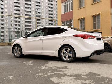 Hyundai: Hyundai Elantra sedan, ağ rəng, 5 yerlik, şəhər və tras üçün əlverişli — 8