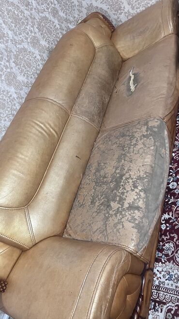 Диваны: Продаю кожаные диваны и кресло. Нужен ремонт