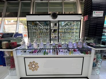 Bazar store daxilinda magaza etr yeri satilir.Hezi Aslonov metrosuna