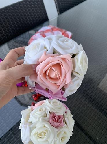 dekor kəpənək: Dekorativ toy/nişan bəzək dəsti…. Tərkibi: - 2 ədəd süni gül topu (ağ — 6