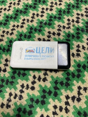 флешка для ноутбука: Белый USB-накопитель с черным выдвижным разъемом. На корпусе имеется