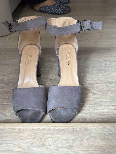 летняя обувь 38: Срочно продаю женские бархатные босоножки
Размер 38