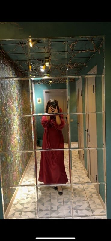 муслиновые платья: Вечернее платье цвета бургунди с перьями на манжетах. Подойдет до