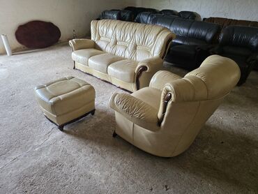 Ostali nameštaj: Elegantan trodijelni set za sjedenje u krem boji, presvučen kožom. Set — 5