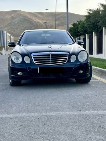 Mercedes-Benz: Mercedes-Benz E-Class sedan (W211) – qara rəngdə, klassik dörd qapılı — 3