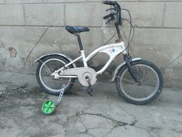продаю велосипед детский: Велик белого цвета детский всё в хорошем состоянии самовывоз