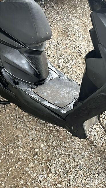 Digər nəqliyyat: Qara rəngli şəhər skuter/moped Xüsusiyyətlər: - Kuzov: kompakt