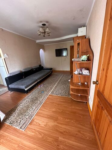 6 микрорайон квартира: 3 комнаты, 57 м², 104 серия, 2 этаж, Старый ремонт