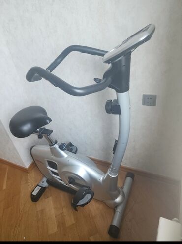 Əlcəklər: Evdə məşq üçün nəzərdə tutulmuş sabit velotrenajor. Bu cihaz aerobik