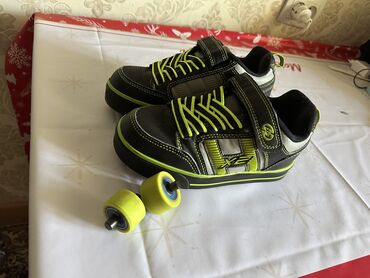 Детская обувь: Продаю детские кроссовки heelys (кроссовки с колесами) Очень