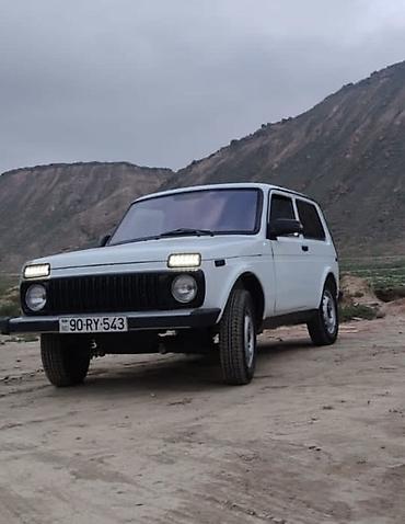 kredit niva: Lada Niva (VAZ 2121) 3 qapılı, ağ rəngli SUV/off-road avtomobili — 1