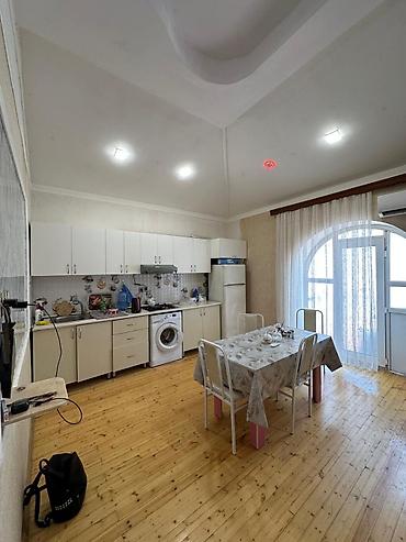 ecemide kiraye evler 2026: Geniş və işıqlı mətbəx–studio və dəhliz sahəsi - Hündür tavanlı — 2