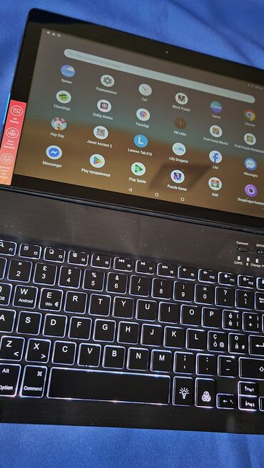 Tableti: Lenovo Tab E10 + bežična Bluetooth tastatura - Tablet: Lenovo Tab E10 — 7