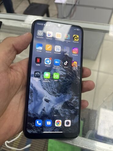 Другие мобильные телефоны: Смартфон Redmi в черном корпусе, оснащенный большим экраном с