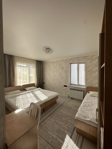 Посуточная аренда комнат: Комната с несколькими спальными местами и базовой меблировкой — 1