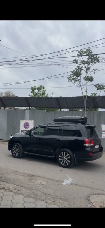 трос для машины: Черный внедорожник Toyota Land Cruiser с багажником на крыше. Этот