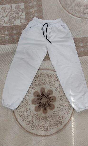 спартивный штаны: Спорт штаны белые, с боковыми карманами. 46-48 размер