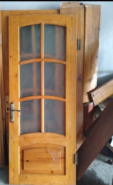 Mismarlar, şuruplar: Taxta otaq qapısı - Material: təbii ağac (şam tonlarında), laklanmış