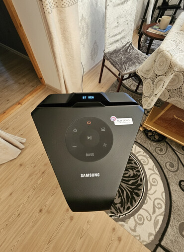 Musiqi mərkəzləri: Samsung partı spikeri (Bluetooth DJ audio sistemi) üstündə planşet — 1