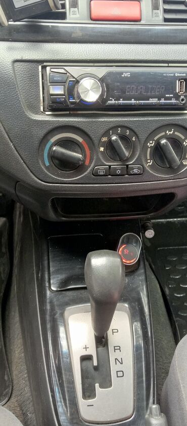 Mitsubishi: Серебристый седан Mitsubishi Lancer с четырехдверным кузовом, идеально — 9