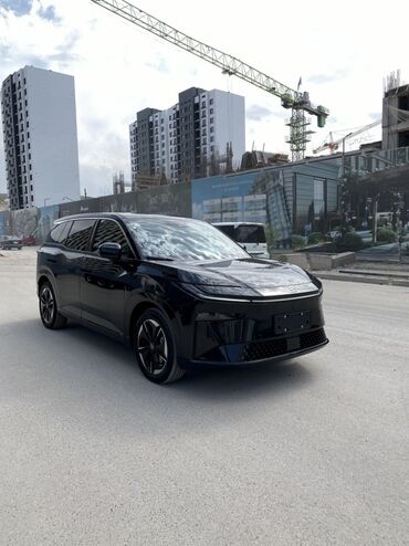 авто в рассрочку электромобиль: Черный кроссовер Toyota Bz3X 2025 с современным дизайном кузова и