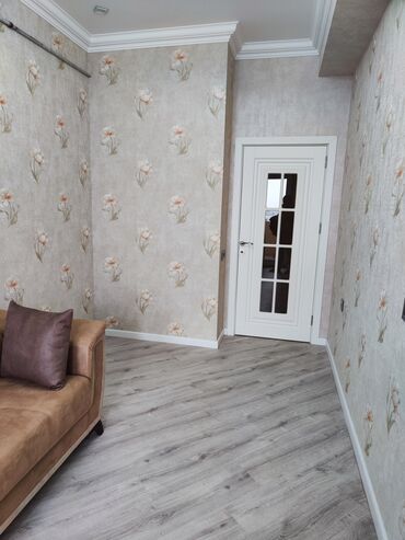 Uzunmüddətli kirayə mənzillər: Yeni təmir, təmirdən sonra yaşayış olmayıb.Baku Medical Plazanın — 17