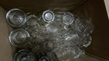 Посуда: Предлагается набор различной посуды, включающий круглые и квадратные — 6