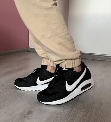 broj sa: Nike patike sa vazdusnim djonom
broj 40