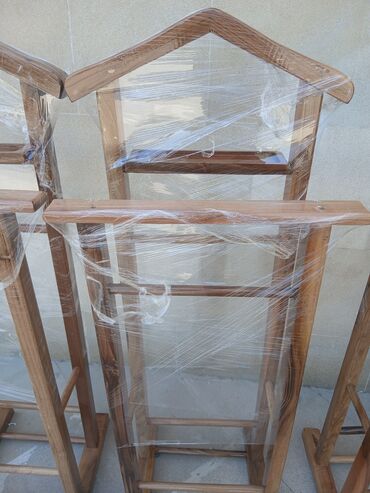 Ev üçün digər mebel: Bu, paltarların səliqəli saxlanması üçün nəzərdə tutulmuş taxta — 9