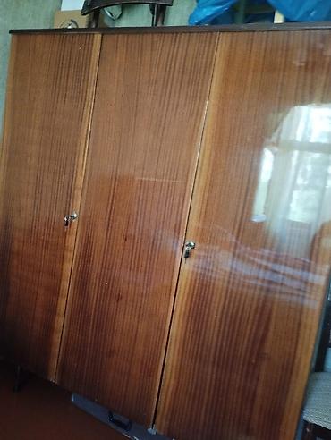 Mebel: İşlənmiş, 3 qapılı, Qəhvəyi, Taxta, Açılan, Düz dolab — 1