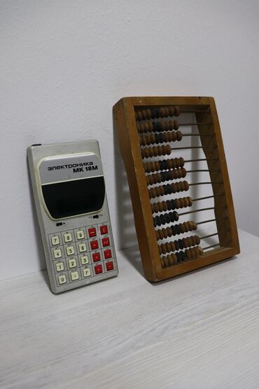 Xəritələr: Elektronika MK 18M kalkulyatoru və taxta hesab çubuğu. Kalkulyator boz
