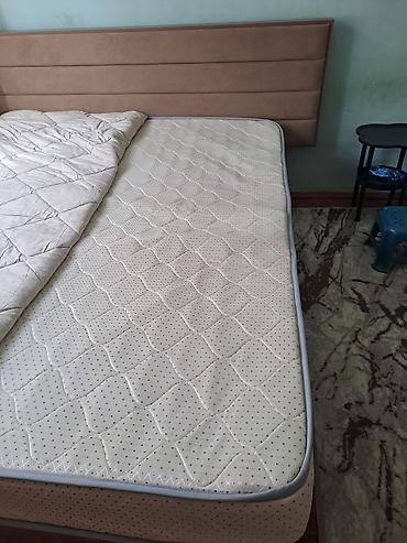 vintel: Yataq dəsti – taxta karkaslı, yumşaq başlıqlı - Ölçü: təxmini 160x200 — 2