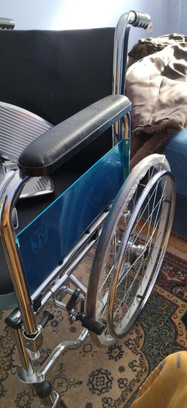 Invalidska kolica: Nova kolica jos folija na njima. Placena 350 e. 200evra fiksna cena
