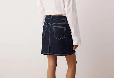 Trendvol brendinin tünd rəngli denim ətəyi ÖLÇÜ S - 36 - Model