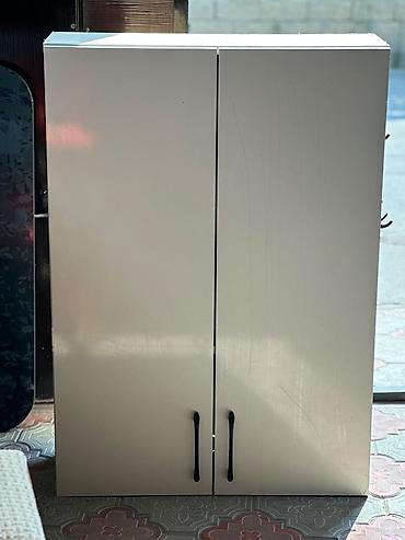 tankdakı künc divarları: Ağ rəngli iki qapılı asma dolab - Material: parlaq örtüklü MDF/LDSP — 1