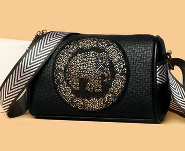 Классические сумки: Продаю сумки 1. Коричневая. Размер 32х25. В комплекте длинный — 5