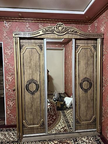 безкаркасный мебель: Шкаф-купе с зеркалом в классическом стиле - Конструкция: трехдверный — 2