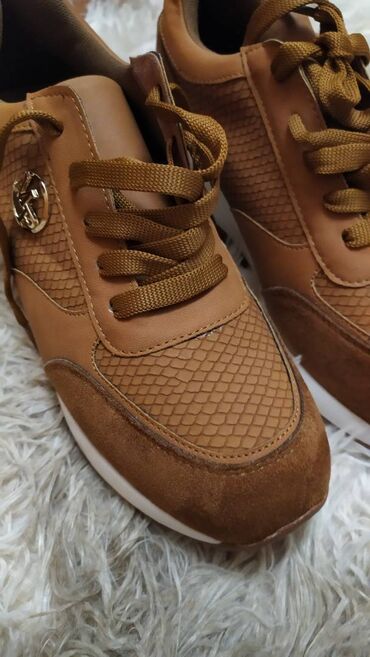 Γυναικεία είδη Υπόδησης: Παπούτσια.
Καινούργια, αφόρετα.
Πολύ άνετα, μέγεθος 41 — 2