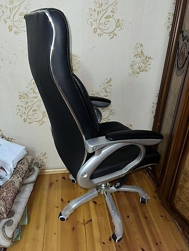Офисные, игровые кресла: Новый, С колесиками, Рукояти не регулируются, Кожа — 2