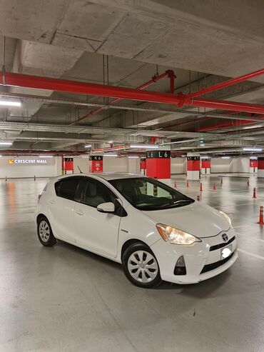 Toyota: Toyota Prius: 1.5 l | 2013 il Hetçbek