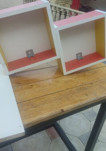 Ofis masaları: Bağça məhsulları təcili satılır.Qiymət ilə bağlı aşağıdakı nömrə ilə